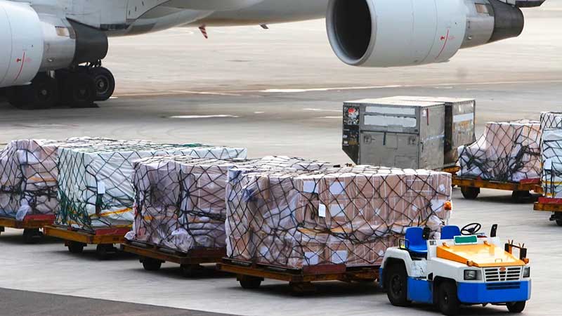 Ni en tren ni en barco: la escasez de contenedores impulsa la carga aérea