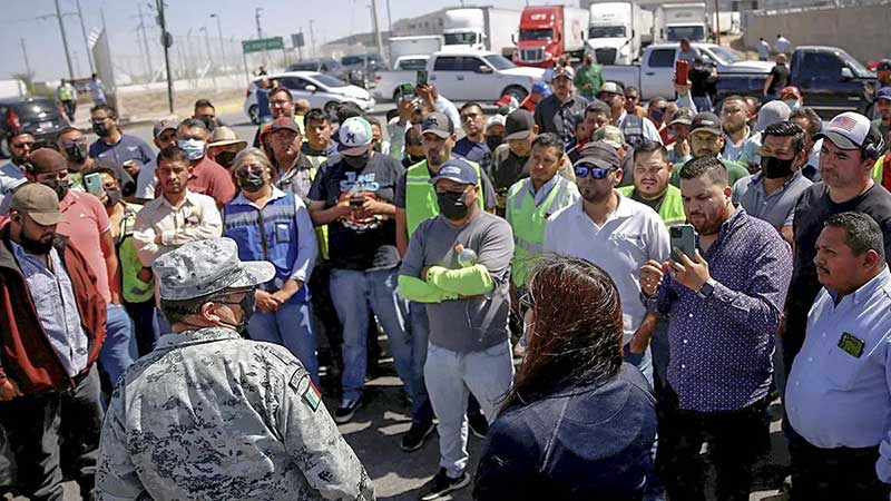 Transportistas protestan por intensas revisiones en la frontera