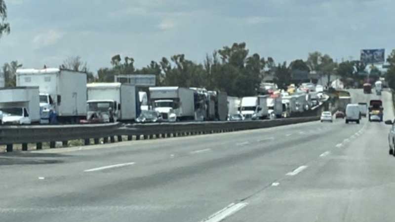 Caos por cierre de Autopista México- Querétaro por parte de transportistas