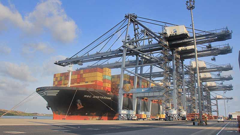 Puerto Lázaro Cárdenas crece 28% en manejo de carga total en mayo