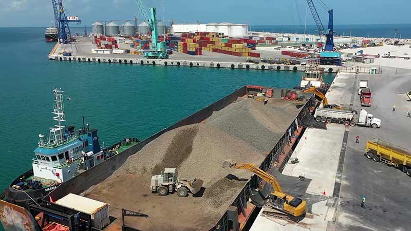 ICA recibe a barcaza con balasto para continuar obra del Tren Maya