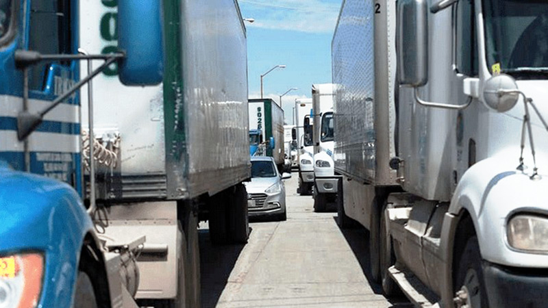 Revisiones de camiones en Texas provoca pérdidas por dos billones de dólares y hasta 27 horas de espera