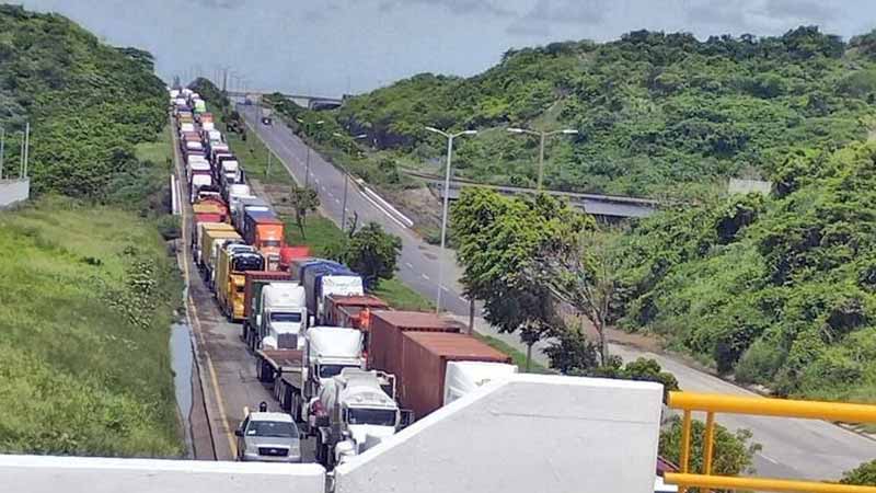 Largas filas de camiones; no funcionan los equipos de Rayos Gamma en la Aduana de Veracruz