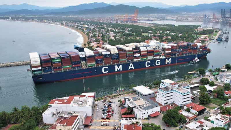 Atraca el CMA CGM Alexander Von Humboldt al puerto de Manzanillo