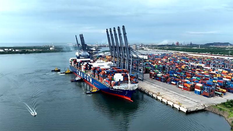 Transportistas bloquen ingreso y salida de camiones de carga al Puerto Lázaro Cárdenas